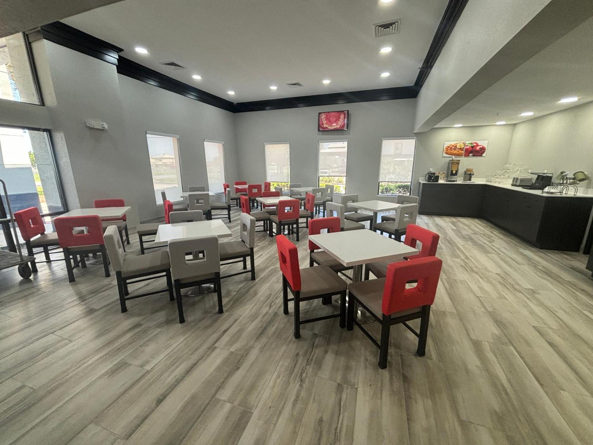 Quality Inn & Suites At Airport Blvd I-65 Mobile Exterior foto